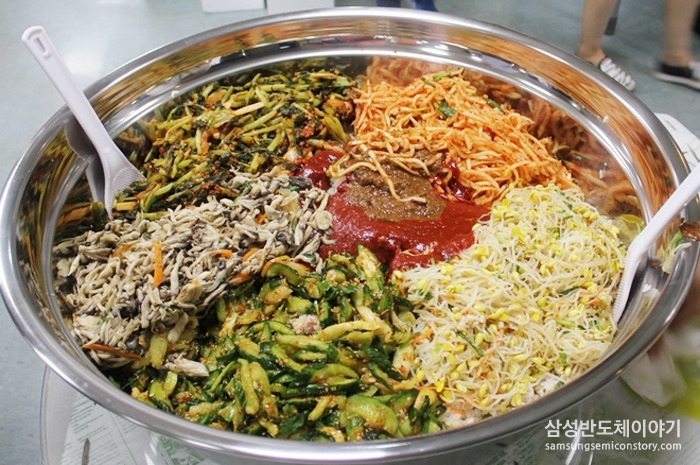 양푼에 가득담긴 비빔밥재료