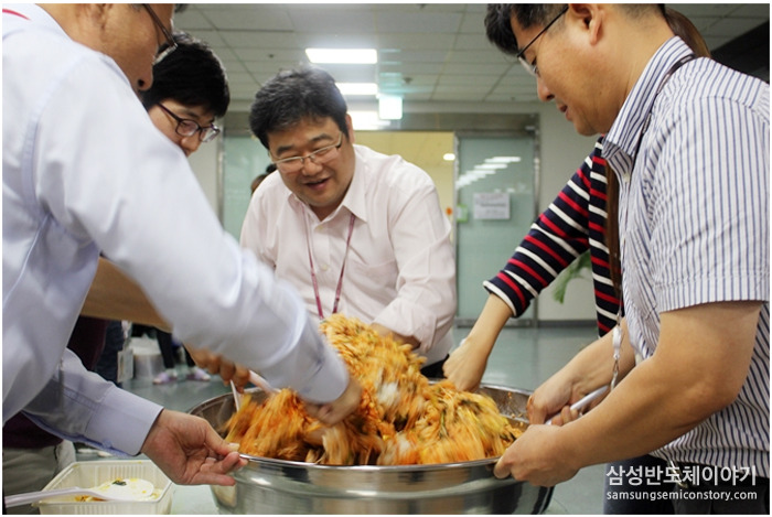 다함께 비빔밥을 섞는 S.LSI T기술팀 사원들