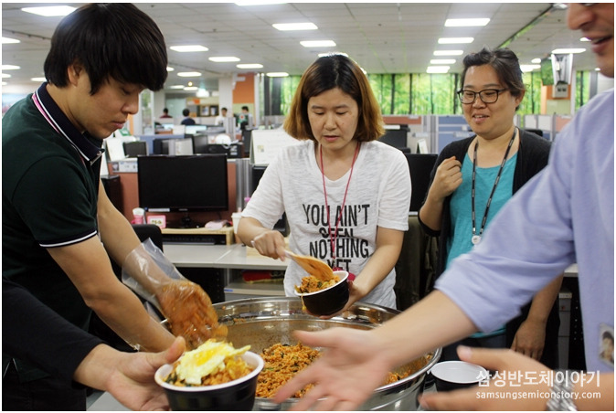 만든 비빔밥을 배식하는 S.LSI T기술팀 사원