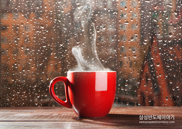 김이 피어오르는 커피잔
