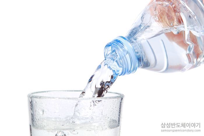 생수를 따르는 모습
