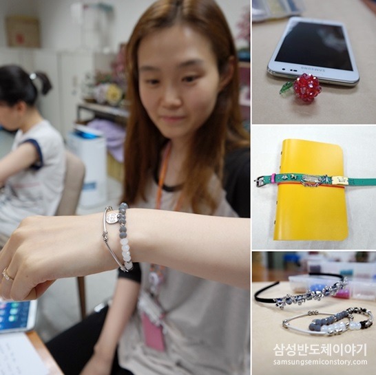 직접 만든 팔찌를 자랑하는 김나라 사원