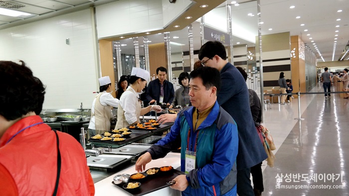 구내식당에서 자녀들이 일하며 먹는 밥을 먹어보는 임직원 부모님들