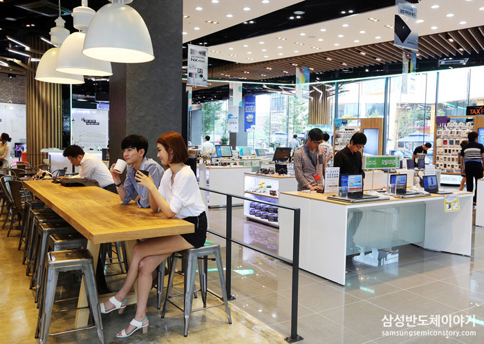 삼성 디지털프라자 홍대점 매장 내에 커피 전문점인 '폴 바셋'이 입점