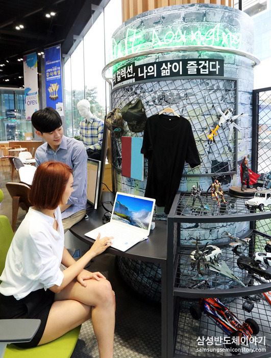 홍대 디지털프라자를 둘러보는 커플