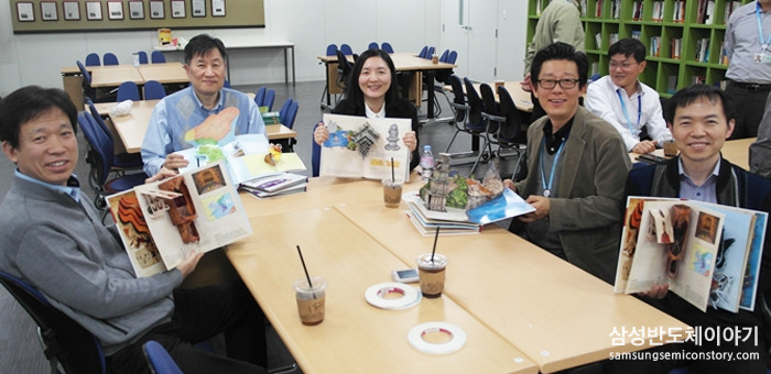 삼성전자 DS부문 생산기술연구소 사원들이 각자가 만든 팝업북을 펼치고 있다